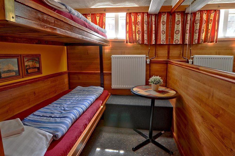 Den Roeda Baten Bateau-hôtel 2*