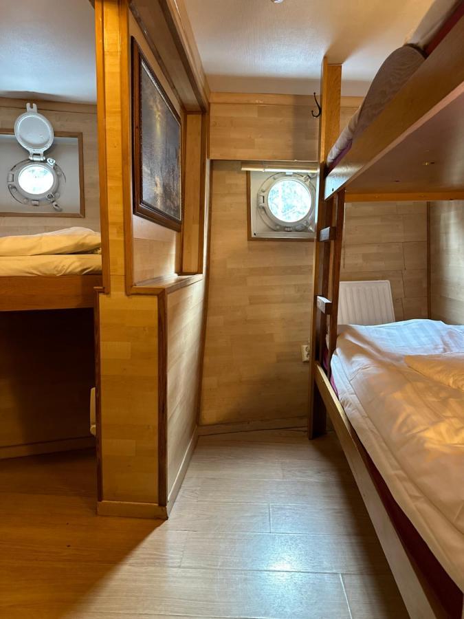 Den Roeda Baten Bateau-hôtel
