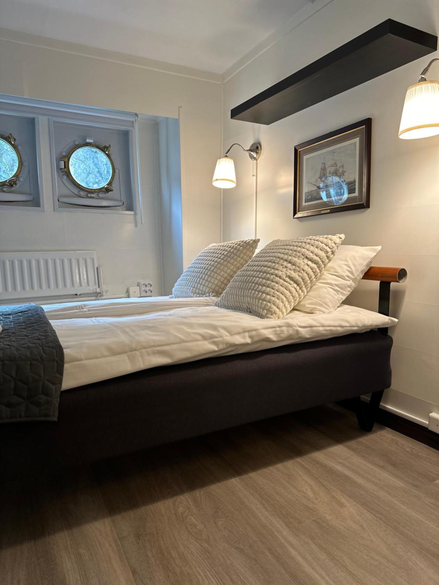 Den Roeda Baten Bateau-hôtel