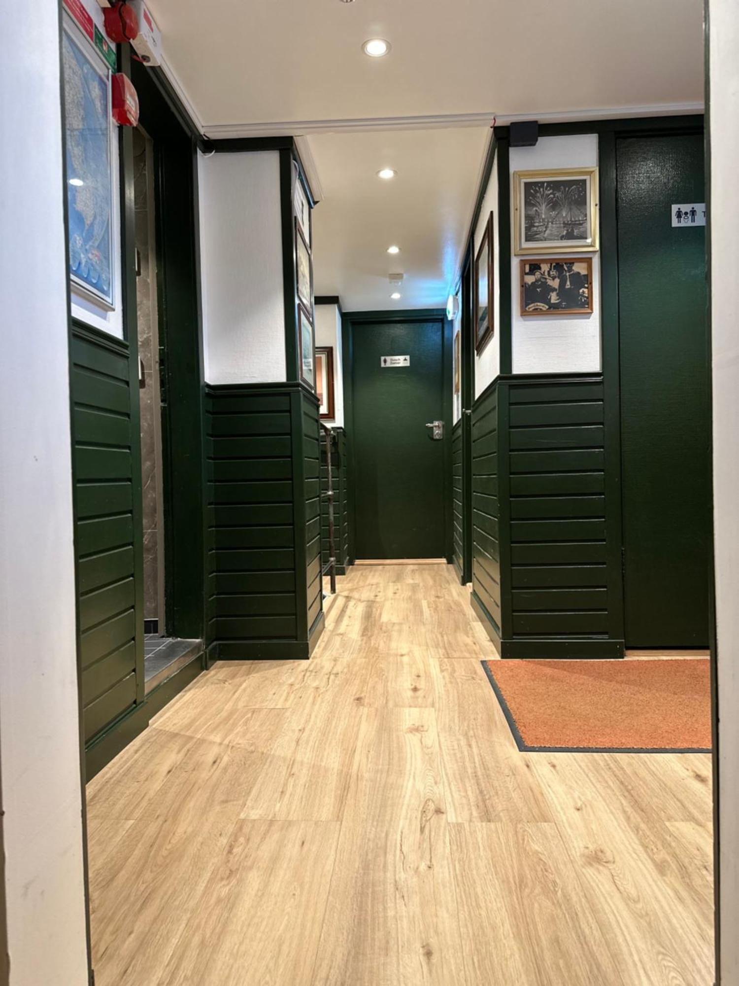 Den Roeda Baten Bateau-hôtel Ville de Stockholm